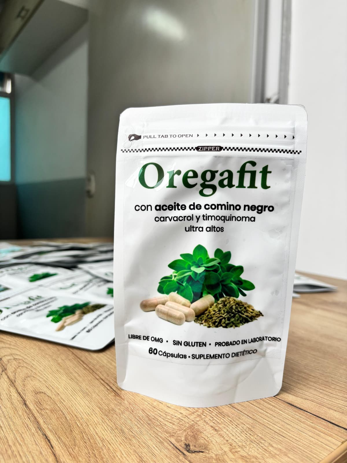 OregaFit - Close-up del empaque con aceite de orégano y comino negro